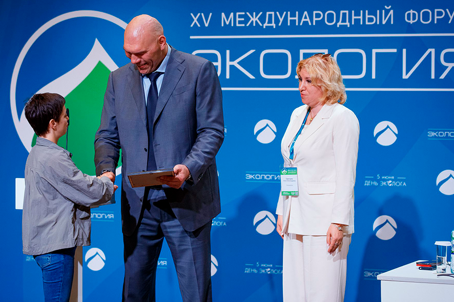 На юбилейном форуме «Экология» Николай Валуев вручил сертификаты соответствия от «Роскачества»